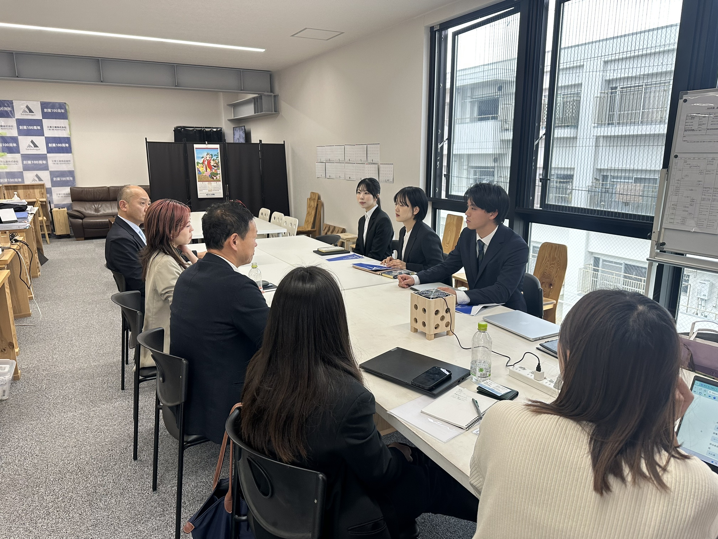 企業視察の様子